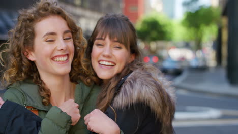 Portrait-of-two-smiling-friends-hugging