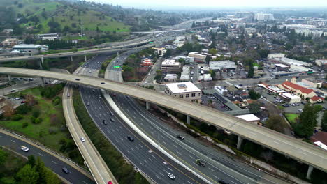 Vista-Aérea-De-La-Autopista-De-La-Ciudad-Con-Pasos-Elevados-Y-Mucho-Tráfico-De-Vehículos.