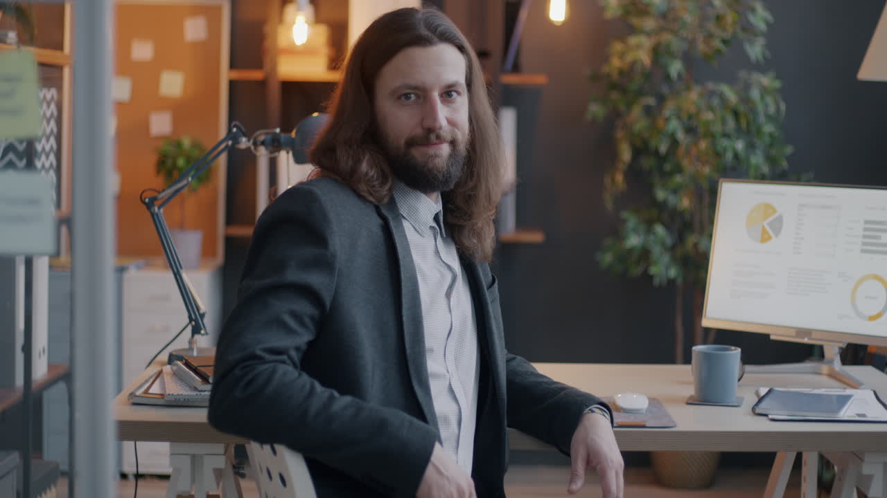 hombre de negocios en un entorno de oficina moderno