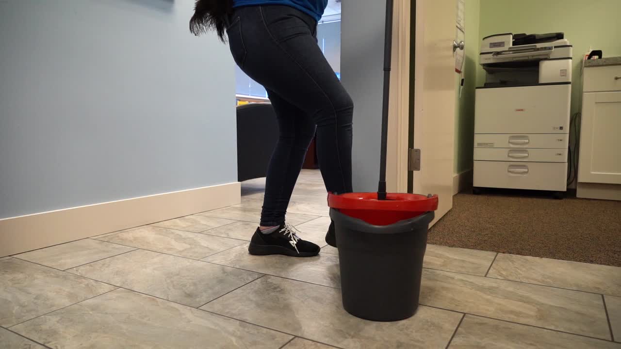 recipiente para lavar y secar la fregona.