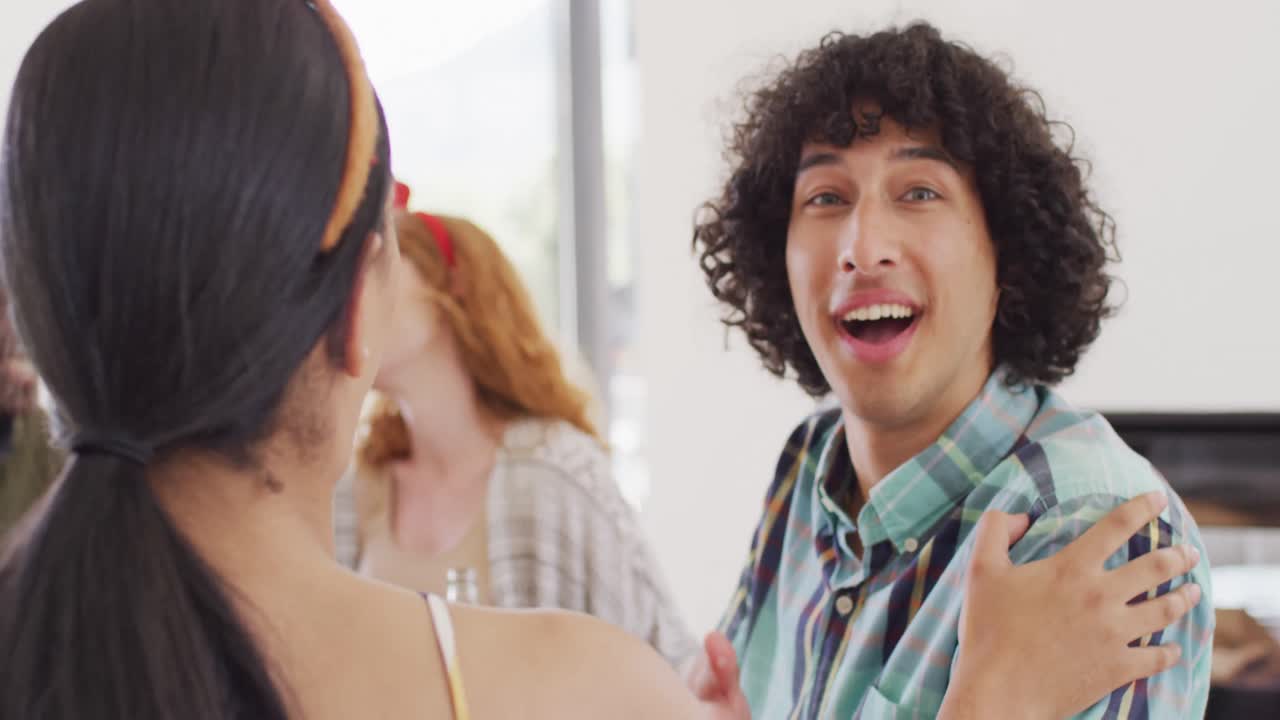 테이블 에 앉아 함께 저녁 식사를 하는 다양한 친구 들 의 행복 한 그룹