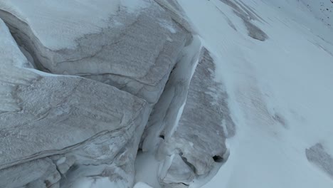 la vista aérea captura las intrincadas grietas que serpentean a través de un glaciar, revelando la belleza cruda y la naturaleza dinámica de los terrenos congelados.