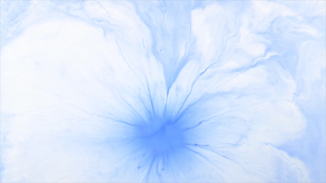 Abstrakte blaue Tinte fließt und löst sich in weißer Flüssigkeit auf