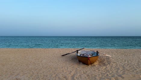 Wunderbare-Skyline-Landschaft-Mit-Minimalistischer-Natur,-Strand-Am-Meer,-Altes-Hölzernes-Kajakboot,-Farbenfroher-Malerischer-Hintergrund-Des-Iranischen-Küstenwassers,-Touristenziel-Im-Sommer,-Panorama-Weitblick,-Katar-Reiseziel