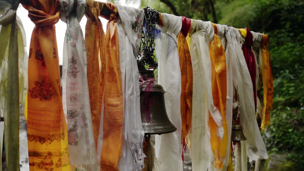 Lonceng Doa Buddha di Kuil di Himalaya, Nepal, Lonceng Doa Simbol Keagamaan untuk Berdoa dalam Buddhisme di Jalur Annapurna, Nepal, Bidikan Jarak Dekat