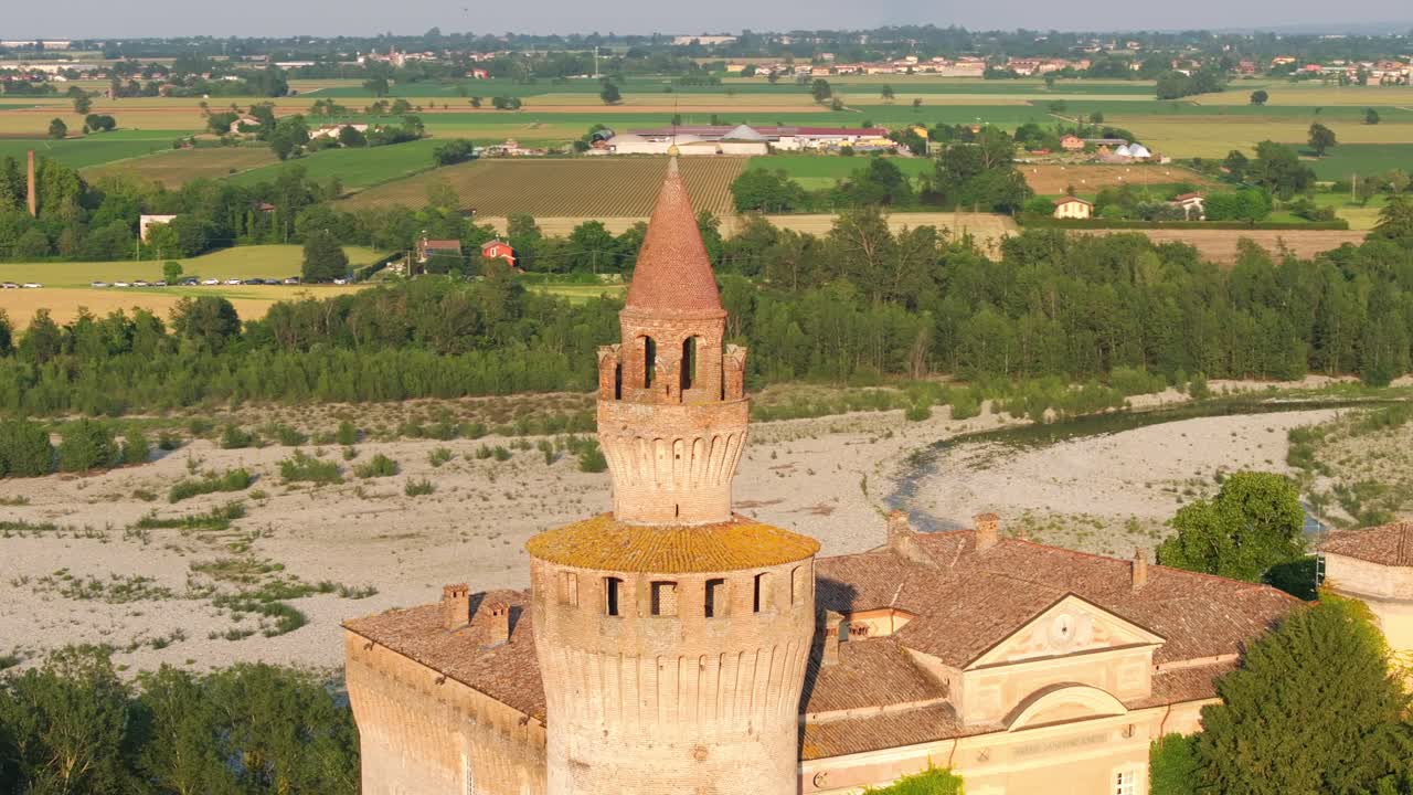 el castillo de rivalta en italia y el río trebbia sin agua seco