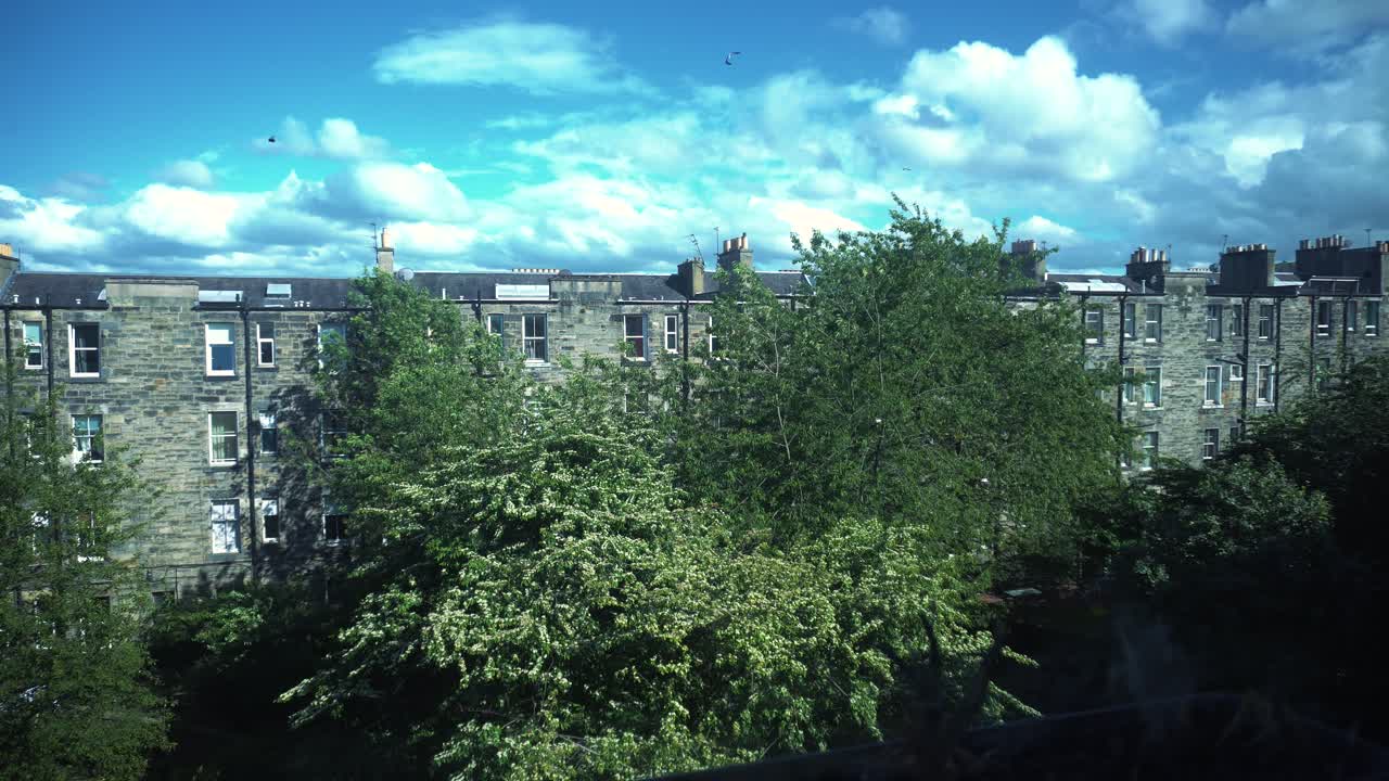 스코틀랜드 에딘버러의 리쓰 워크(leith walk)에 있는 뒤뜰의 전망