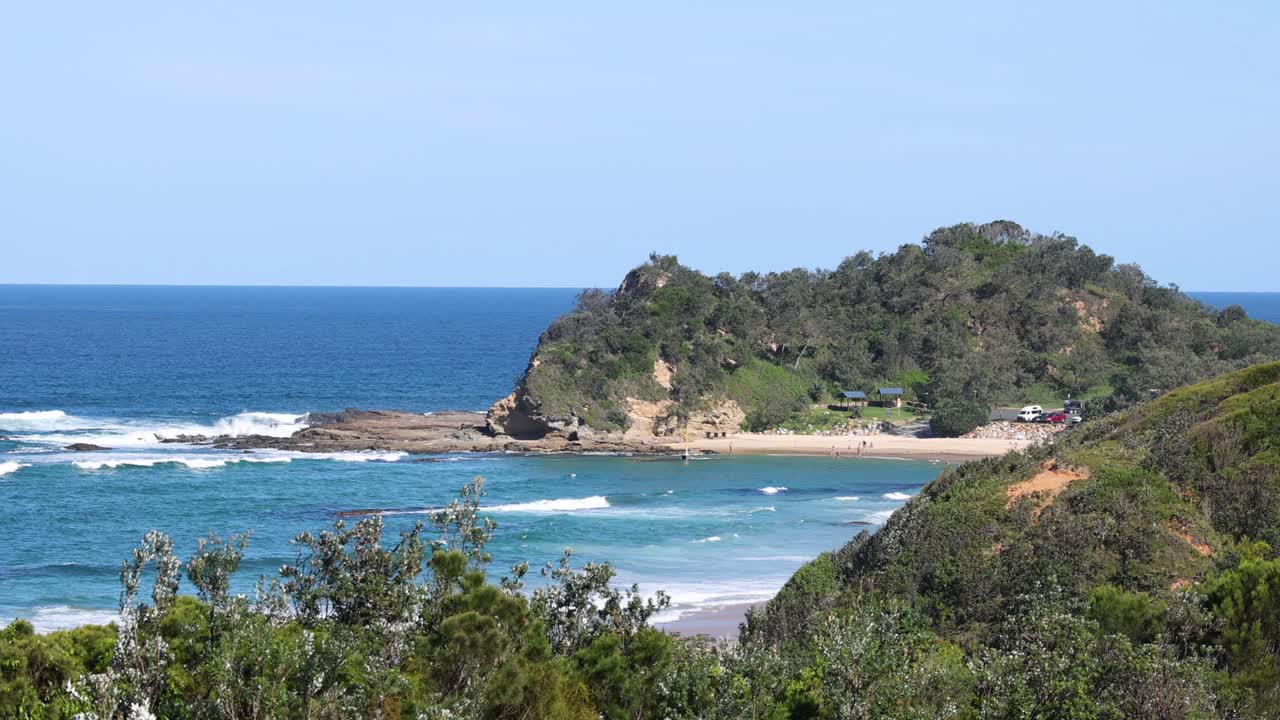 파도 가 있는 울창 한 해안선 의 전망