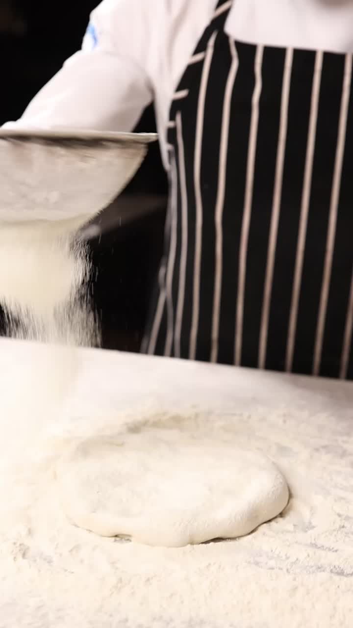 이 밀가루 를 넣은 반죽 을 준비 하고 있다