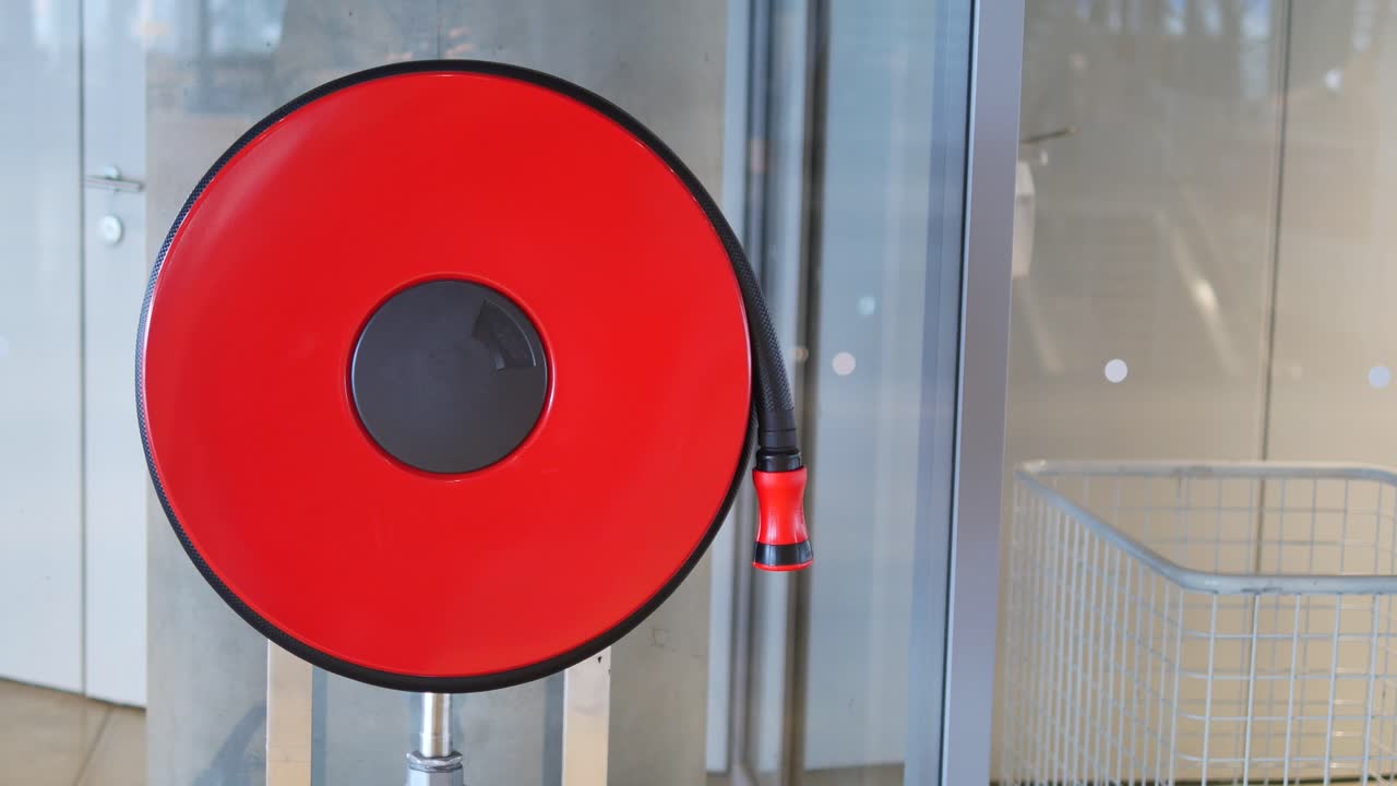 현대 건물 의 빨간색 소방 호스 릴