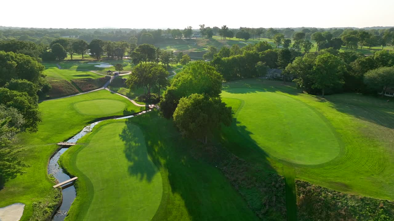 여름 에 울창 한 초록색 골프장