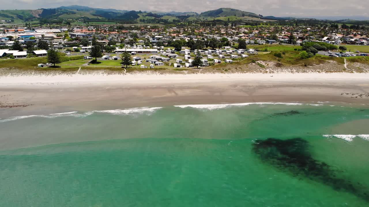 papamoa beach resort se retira desde el aire