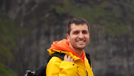 Hombre-Mochilero-Sonríe-Con-Dientes-A-La-Cámara-En-Ponta-Do-Morro-Castelo-Branco