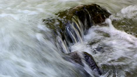 agua rápida que fluye sobre las rocas