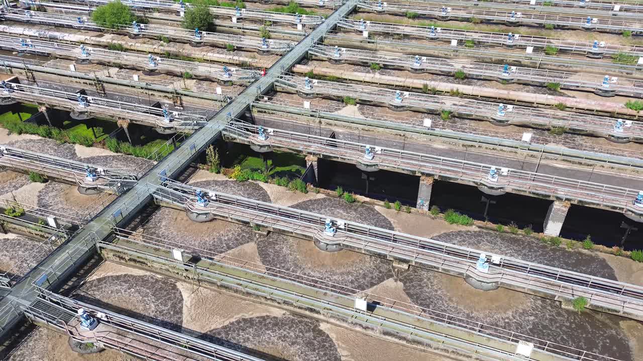vista aérea de los estanques circulares en la planta de tratamiento de aguas residuales y la filtración de las aguas residuales sucias