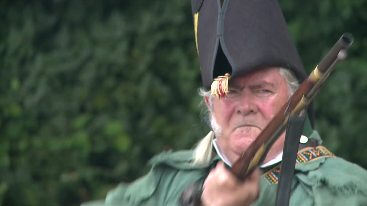 Mænd kommer ud af skoven for at kæmpe i denne tv-stil genopførelse af krigen i 1812.