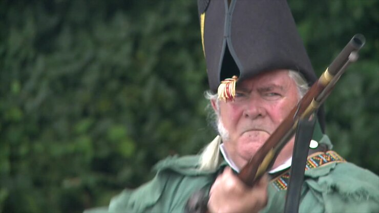 Mænd kommer ud af skoven for at kæmpe i denne tv-stil genopførelse af krigen i 1812.