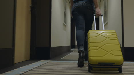 donna con la borsa del carrello alla ricerca di una stanza in albergo