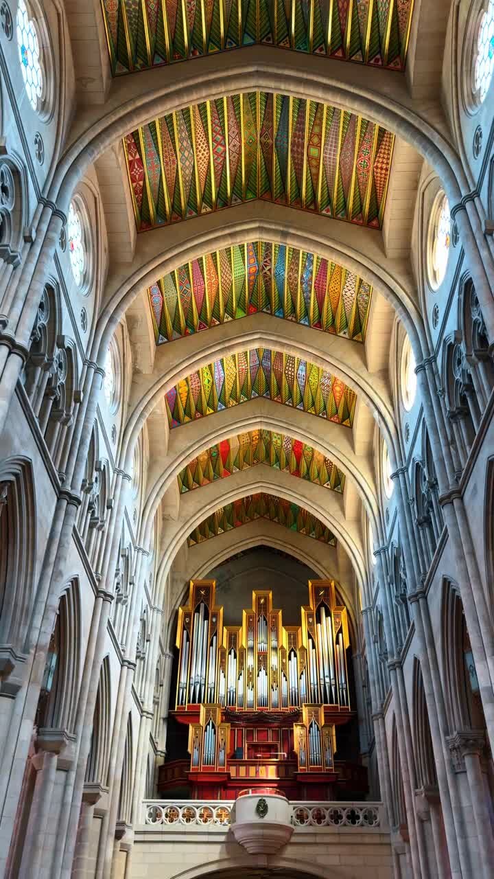 Interno della Cattedrale dell'Almudena con organo a canne e archi. Ampia vista della navata e del grande organo a canne sotto soffitti a volta dipinti nella Cattedrale dell'Almudena a Madrid