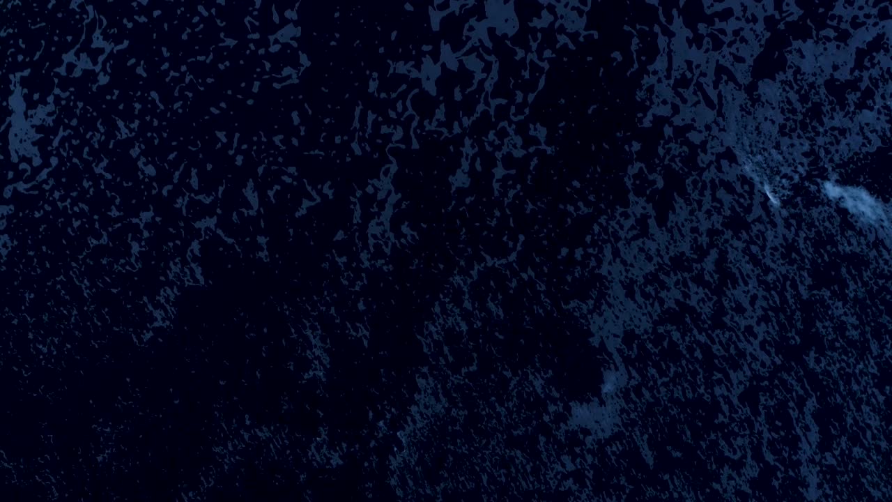 imágenes de aviones no tripulados de olas que corren sobre una playa de arena negra en islandia