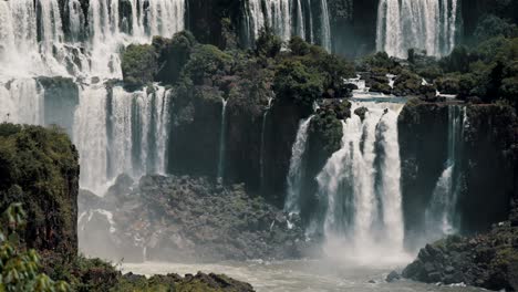 cascate di iguazu del fiume iguazu al confine tra argentina e brasile