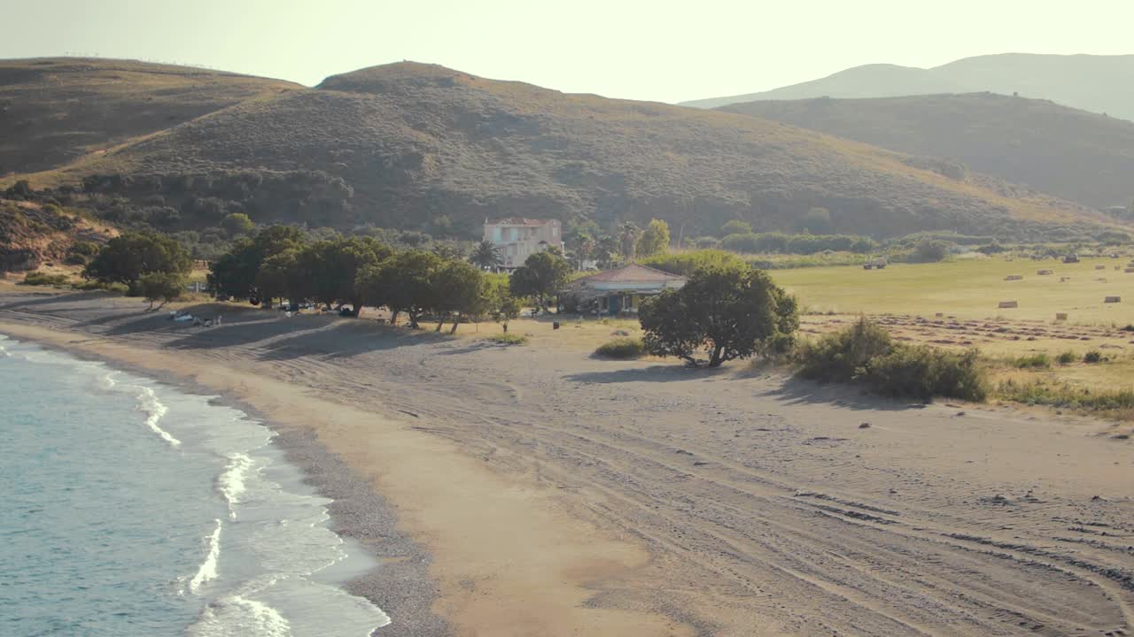 hermosa playa de arena natural a lo largo de la costa de la isla de lesvos, grecia