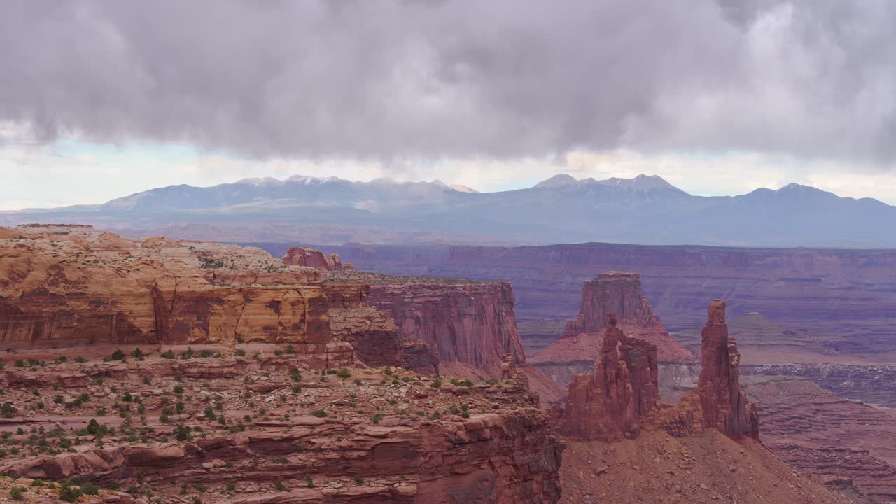 таймлапс спускающихся облаков в национальном парке каньонлендс