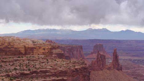 zeitraffer von wolken, die im canyonlands-nationalpark fließen