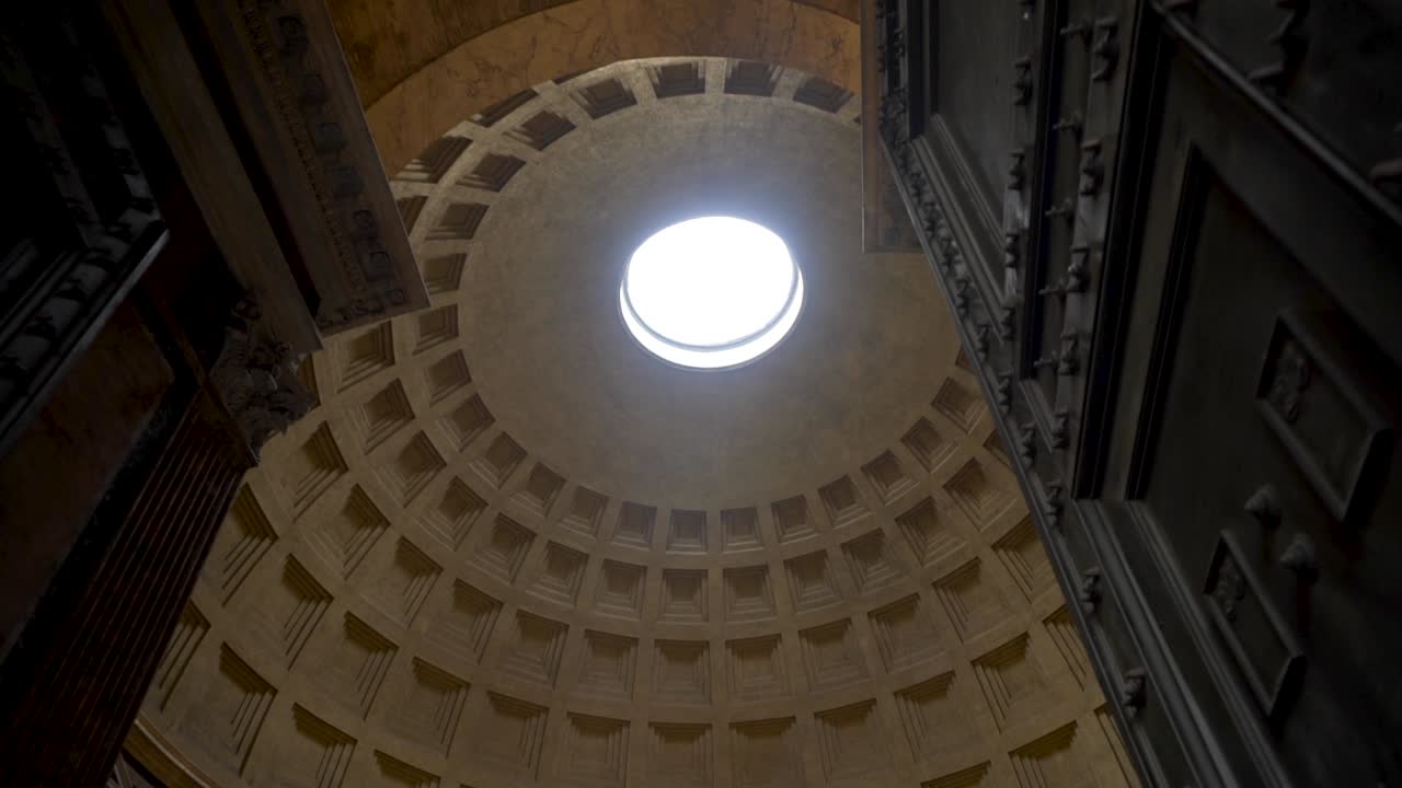 interior del panteón con cúpula y luz