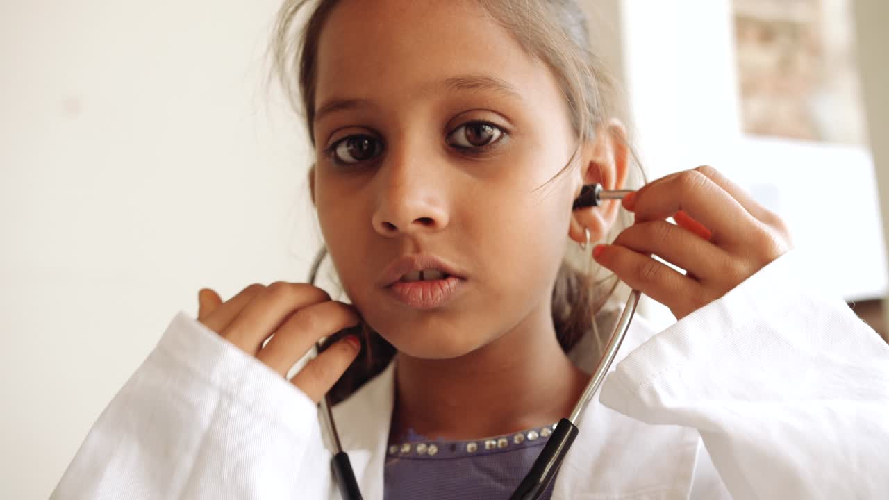 retrato de un niño indio en casa durante el bloqueo por coronavirus