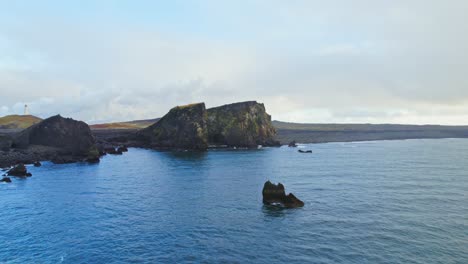acantilados junto al mar cerca de la costa sur de islandia