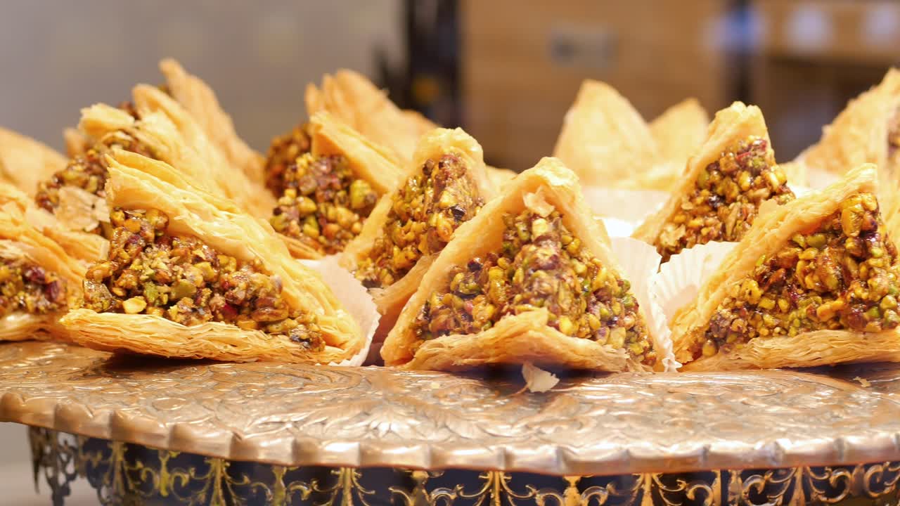 Il dessert arabo baklava su un piatto