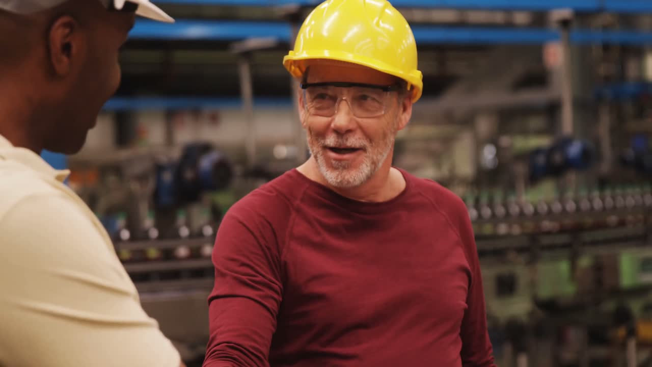 los trabajadores se dan la mano.