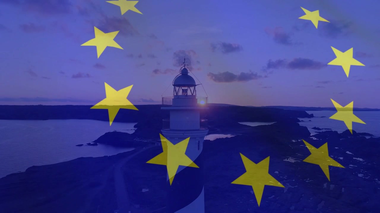 Farol centralizado ao anoitecer, sol se alinhando com a lanterna, criando um brilho, estrelas da UE girando sobre a costa