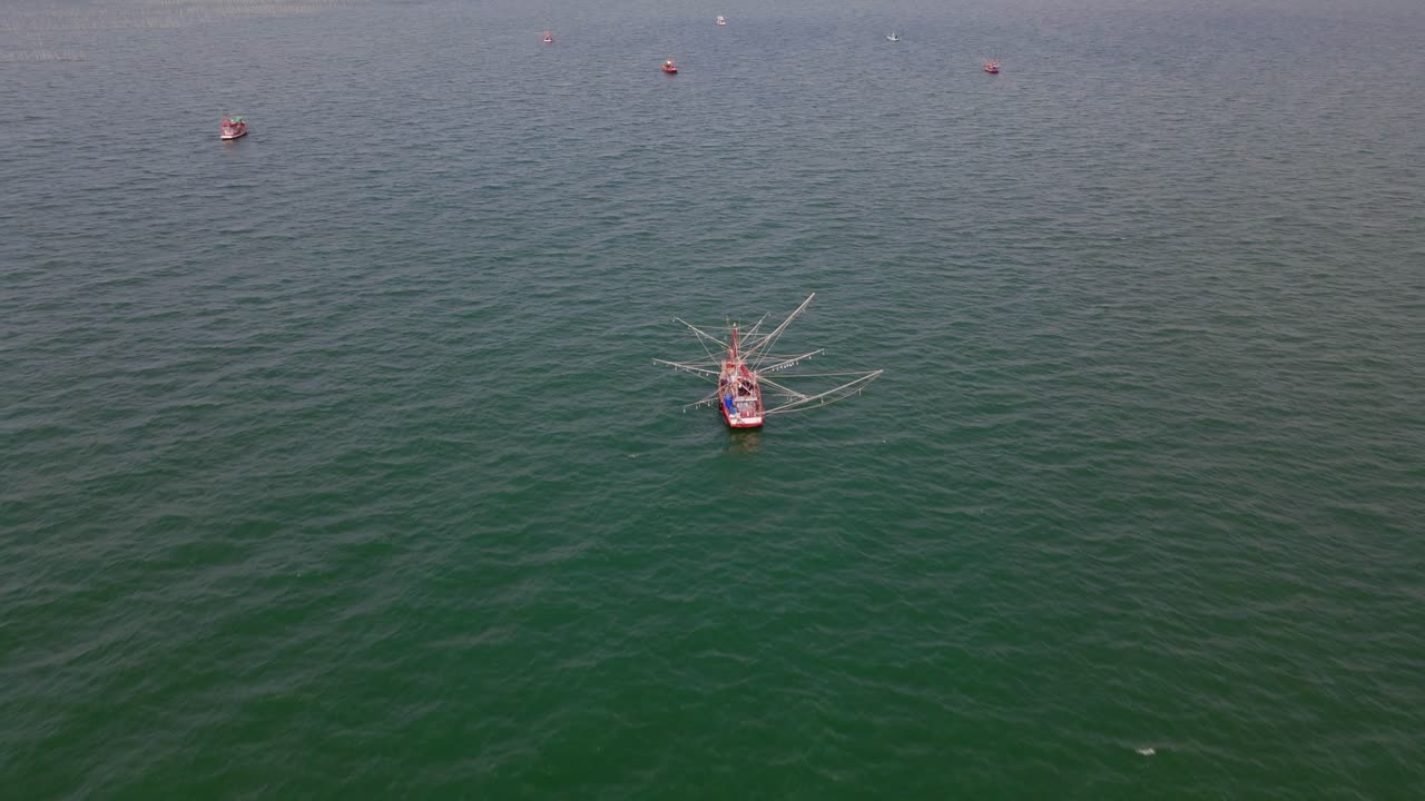 태국 파타야의 파타야 낚시 부두 근처 바다 한가운데서 멀리 있는 어선을 향한 항공 영상