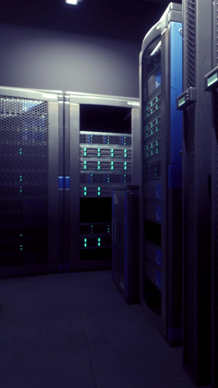 Datacenter fyldt med servere om natten med skarpt skinnende blå lys.