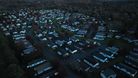 gran vecindario de casas móviles en estados unidos por la noche