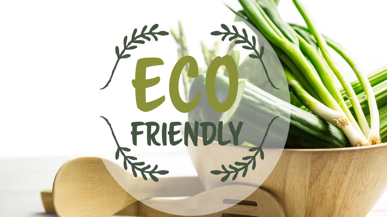 animazione di testo ecologico in verde, sopra una ciotola di verdure fresche per insalata in una ciotola di legno