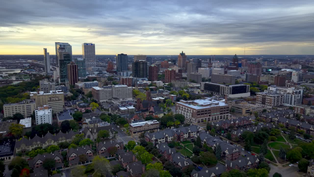 밀워키 위스콘신 스카이라인에서 항공 풀아웃