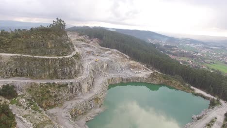 vista aérea de la cantera minera a cielo abierto