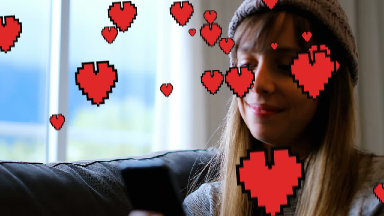 mujer enviando mensajes de texto en el sofá 4k