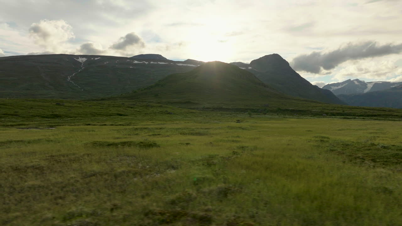Laaja vihreä maisema ja suoalue lähellä Jotunheimin laaksoa auringonnousun aikaan Itä-Norjassa