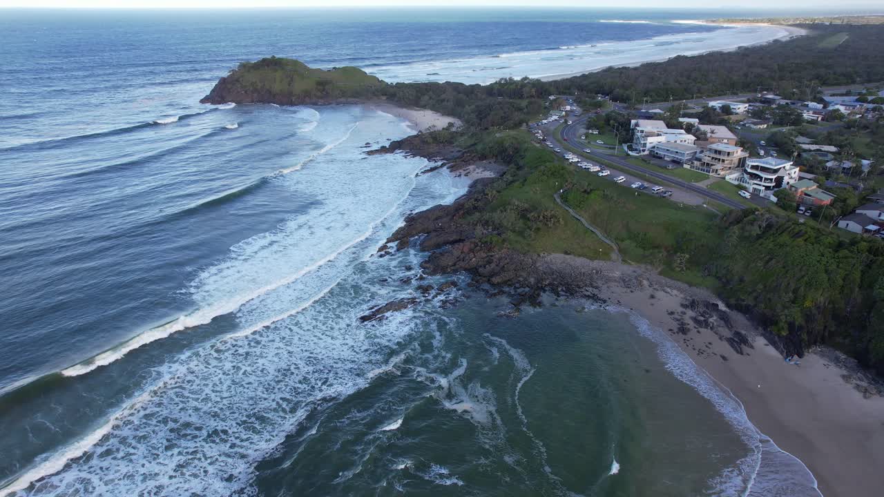 la ciudad costera de cabarita con olas marinas en el noreste de nueva gales del sur, australia