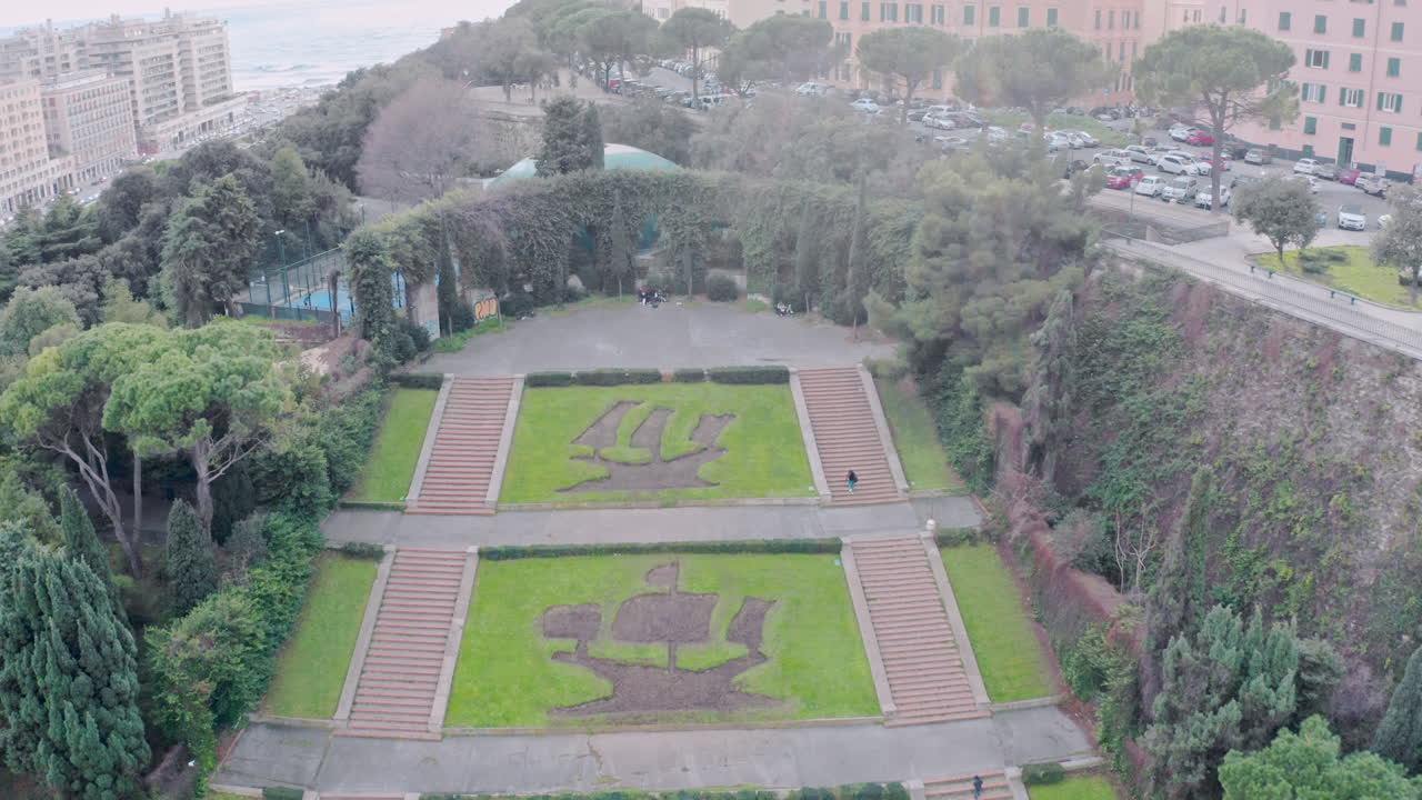 parque en genova con macizos de flores de veleros de cristóbal colón