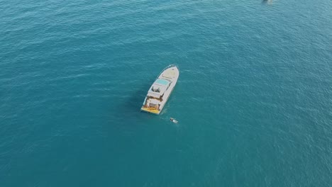 一艘豪华游艇在大海中间的空中无人机拍摄