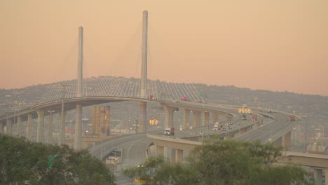롱비치 인터내셔널 게이트웨이 브릿지 (long beach international gateway bridge) 는 캘리포니아 주 세트 (sunset) 에서 볼 수 있는 평온한 도시 풍경입니다.