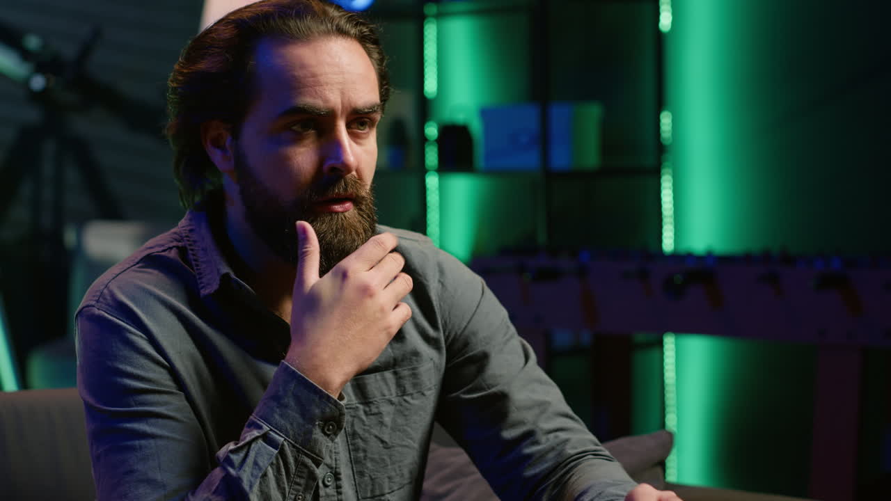 hombre viendo una película de suspenso, comiendo palomitas de maíz, de cerca