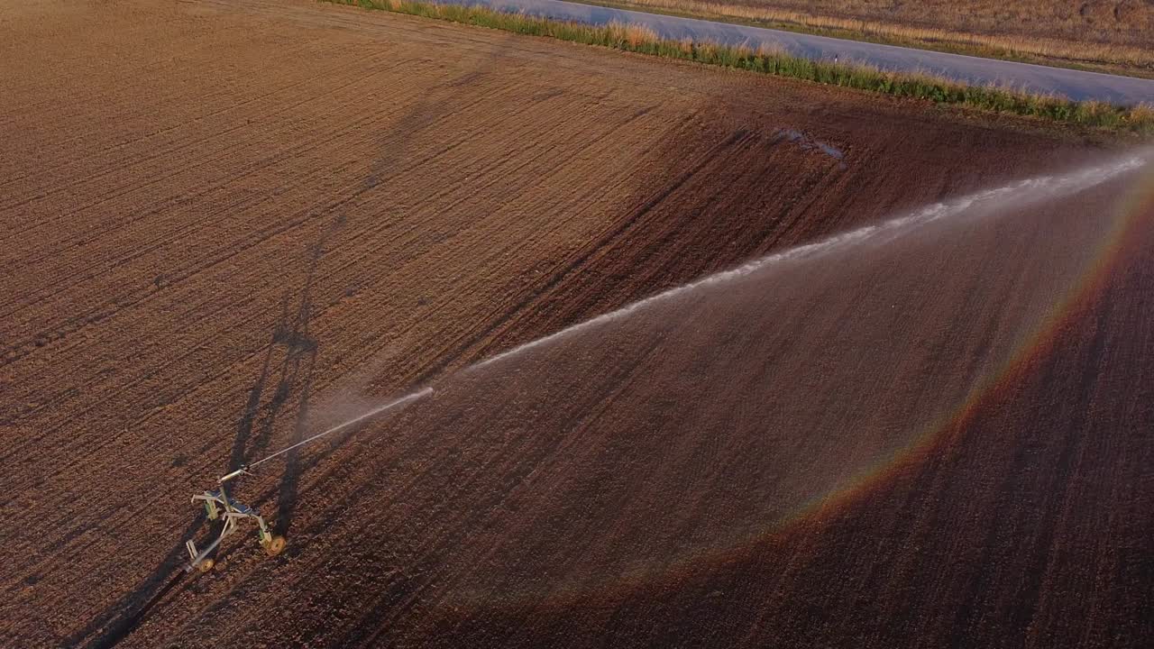 vista aérea de riego en suelo agrícola marrón, equipo de riego en campo agrícola en cingoli, macerata italia