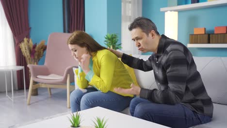 el padre consuela a la niña que tiene un problema.