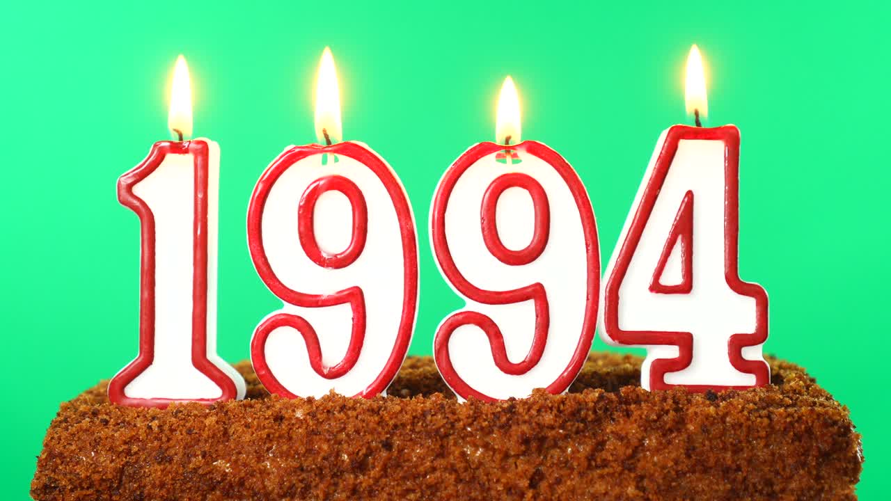pastel con el número 1994 vela encendida fecha del siglo pasado llave de croma pantalla verde aislado